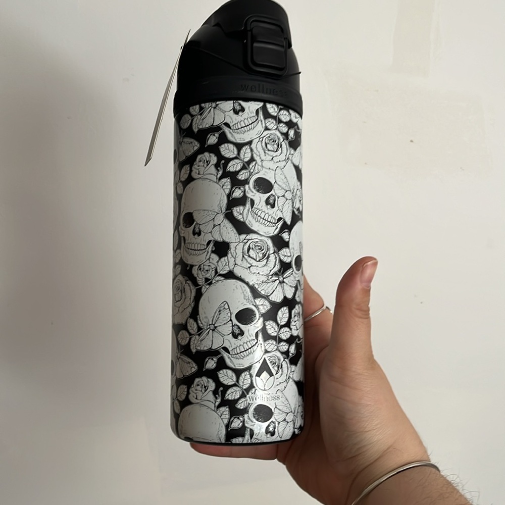 Wellness 24 oz Stainless Steel Halloween Black Skull locking top  NWT
